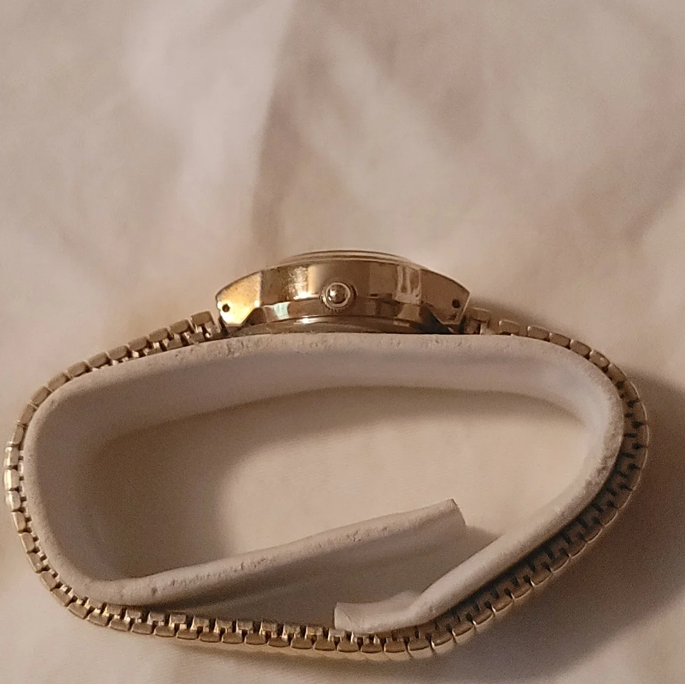 NOS NEW Sharp Ladies Watch Date SHP 5105 Vintage Goldtone Expanding Metal Band‎
